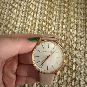 MICHAEL Michael Kors Gold and Cream Watch with Classic Design